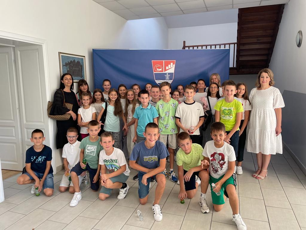 FOTO| Učenici petog razreda OŠ Crnići i PŠ Prenj u posjeti Gradskoj upravi, Kulturnom centru i Komunalnom Stolac