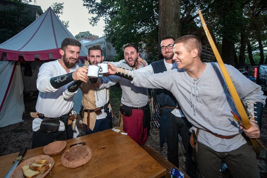 Stolački vitezovi oduševili Vrgorac na prvom srednjovjekovnom festivalu