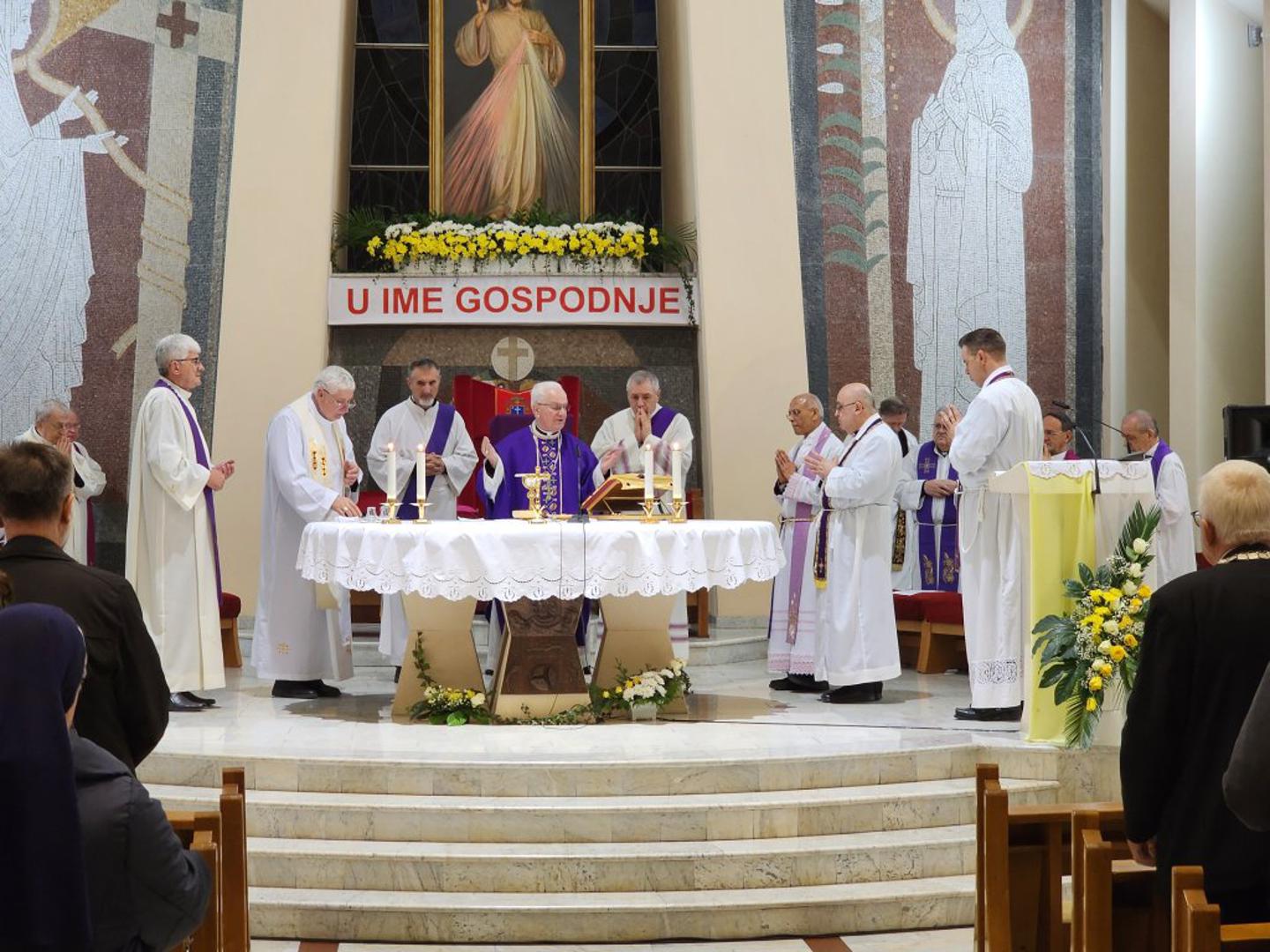 Zahvalna akademija za umirovljenog biskupa Franju Komaricu